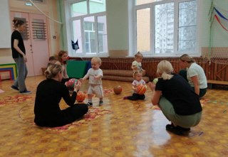 Малыши группы «Вместе с мамой» активно занимаются физической культурой