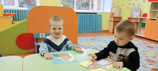 Малыши группы раннего возраста поздравляют своих бабушек и дедушек