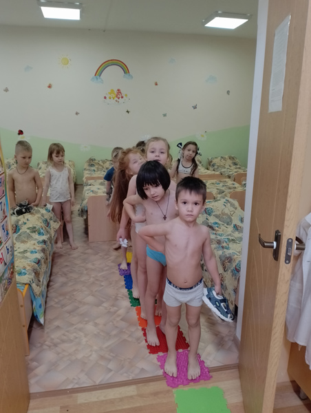 Ходьба босиком по корригирующей дорожке
