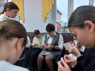 В День чувашской вышивки для учеников 5А класса прошел мастер-класс