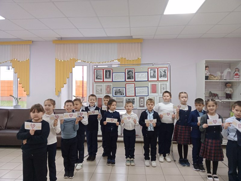 Хĕрлĕ Чутай вăтам шкулĕнче паллă та чаплă тĕрĕçе чысласа «Чӑваш тĕррин ăсти» стенд йĕркелерĕç