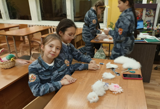 Р﻿абота кружка "Скульптурная живопись": знакомство с новым материалом
