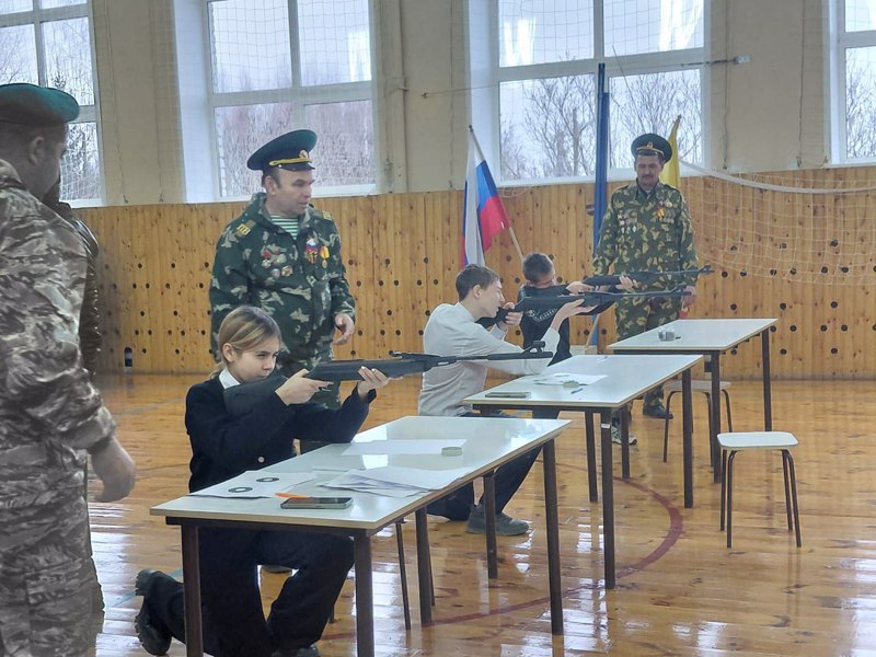 Итоговая стрельба из пневматического оружия среди школьников округа.