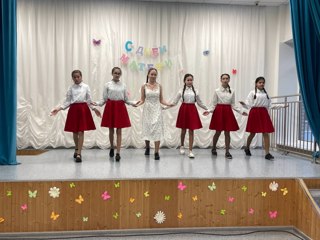 Обучающиеся хорового и танцевального объединений на праздничном концерте
