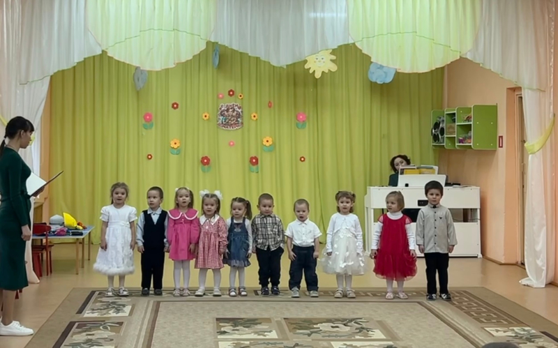 Малыши поздравляют своих мам