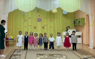 Малыши поздравляют своих мам