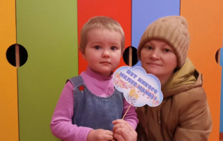 Малыши группы "Колобки" поздравляют своих мам