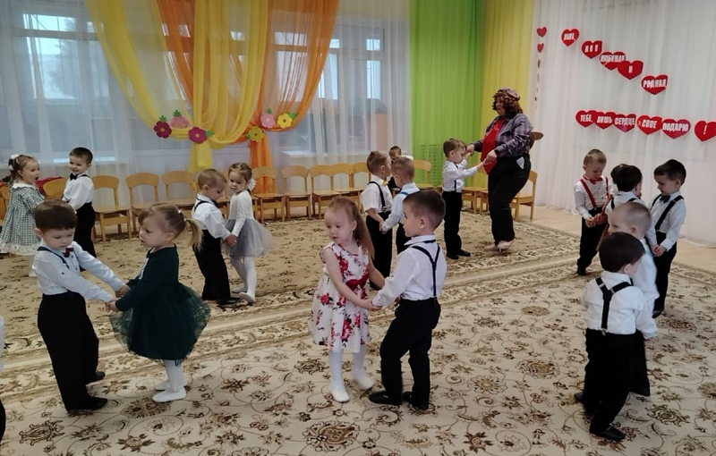 Воспитанники группы " Божья коровка" спешат поздравить своих мам .