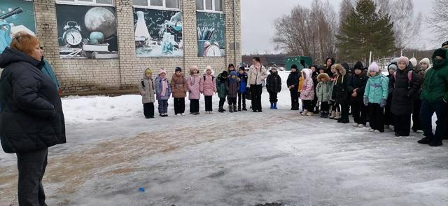 Сегодня в нашей  школе прошла учебно-тренировочная эвакуация по антитеррористической безопасности