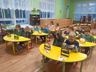 Продолжаются занятия кружка "Веселый язычок"