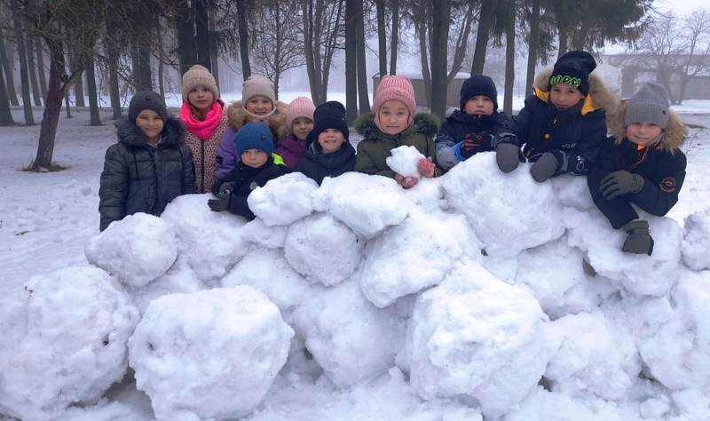 Зимние радости: Снежные игры во дворе Нискасинской школы