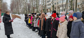 В рамках месячника оборонно-массовой, спортивной и патриотической работы советник директора по воспитанию столичной школы 40 Никифорова Т.С. провела урок мужества "Блокадный Ленинград" для учеников 3б и 4б классов с возложением цветов к стеле "Боевой путь 324 Стрелковой дивизии"