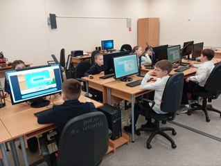 Урок цифры «Дело в чате: эволюция нейросетей и цифровая безопасность»