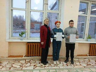 Торжественная линейка по поднятию флагов.