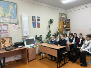 Сегодня, 8 декабря, в 1-9 классах прошел урок «Разговоры о важном», посвященное Дню Героев Отечества.