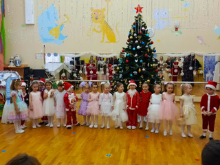 Всю неделю наш детский сад наполнился атмосферой радости и веселья благодаря насыщенной программе новогодних утренников.