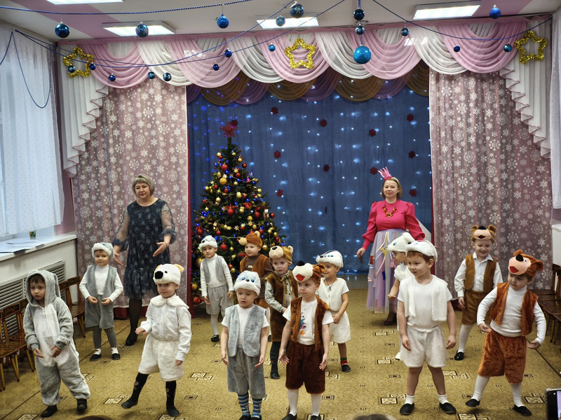 Новогодний утренник в средней группе "Солнышко"