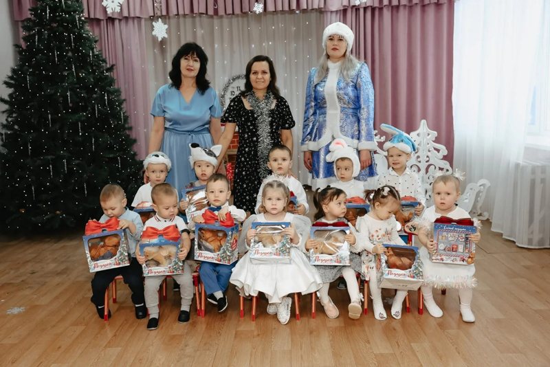 В детских садах Чебоксарского округа царит новогодняя атмосфера — начались утренники.