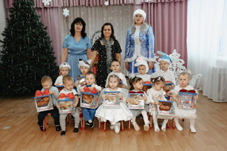 В детских садах Чебоксарского округа царит новогодняя атмосфера — начались утренники.