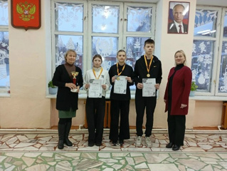 Торжественная линейка по поднятию флагов, чествование лыжников.