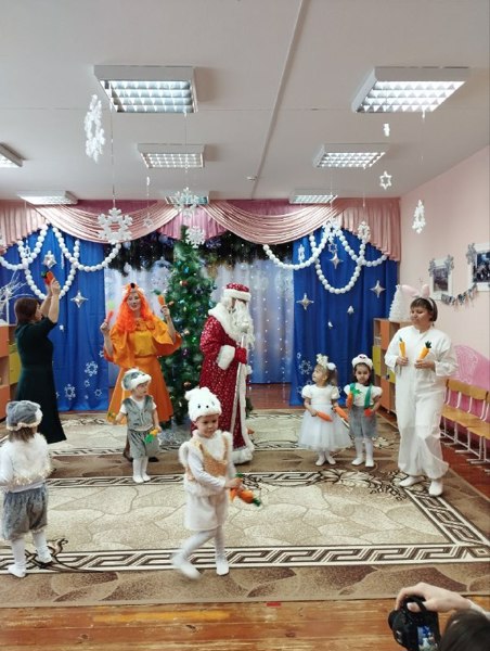 Новогодний утренник "Зайчата- малыши на новогоднем празднике"