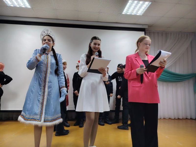 24 декабря актовый зал нашей школы распахнул свои двери для обучающихся 5–8 классов, в мгновение ока превратившись в пространство настоящей новогодней сказки.