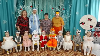 Новогодний утренник в группе раннего возраста Ежики