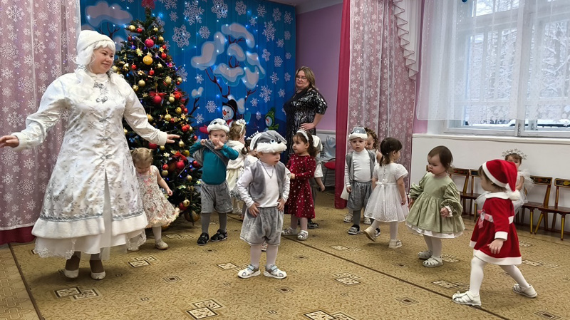 Новогодний утренник во второй группе раннего возраста "Незабудки"