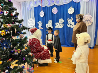 Новогодний утренник в разновозрастной группе "Зайчата"