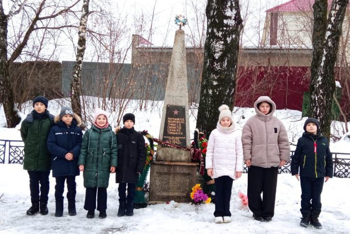 Посещение братской могилы лётчикам, погибшим во время авиакатастрофы 19 октября 1943г.