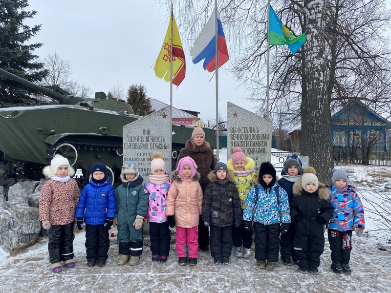 Экскурсия к памятнику павшим воинам-интернационалистам в рамках республиканского проекта "По родному краю в рюкзаком шагаю"