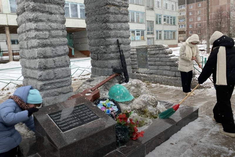 🕊 Школьники Атлашевской СОШ почтили память воинов-интернационалистов в рамках акции «Снежный десант»