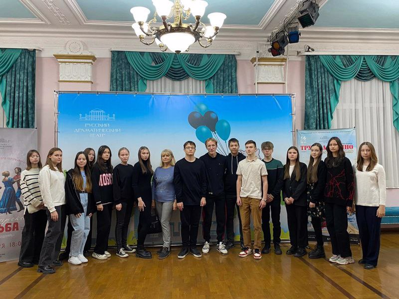 31 января в рамках проекта "Пушкинская карта" обучающиеся 10а класса МАОУ "СОШ 40" г.Чебоксары посетили Русский драматический театр. Школьники стали зрителями спектакля "Преступление и наказание"