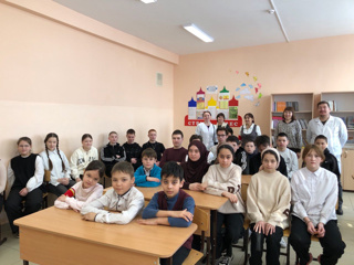 В рамках санитарно-гигиенической недели сегодня в школе прошла встреча с врачом-стоматологом Смирновым Дмитрием Вячеславовичем.