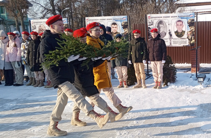 В памяти и в сердце: юнармейцы почтили память защитников Отечества