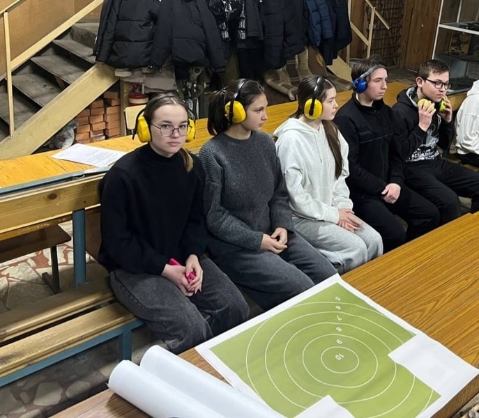 в рамках Месячника оборонно- массовой и спортивной работы, обучающиеся 10 класса  выехали в Республиканский стрелково- спортивный клуб ДОСААФ