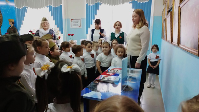 Экскурсия патриотический уголок в МАОУ "Красночетайская СОШ"