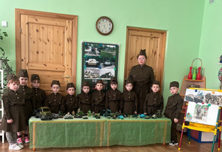 Выставка военной техники в младшей группе