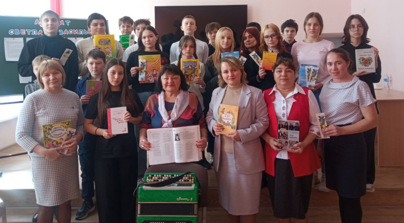Ҫӗрпелти вǎтам шкулта Чǎваш халǎх поэчӗпе Светлана Асаматпа тӗл пулу иртрӗ