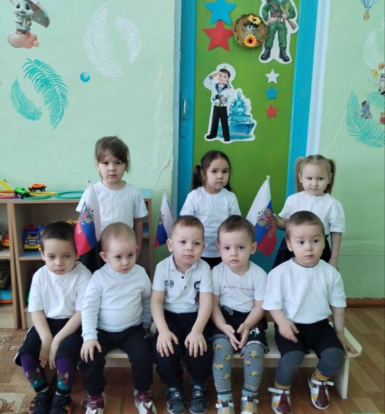 Воспитанники разновозрастной группы "Березка" в спортивном развлечении "Вырастем как папы, будем мы солдаты"