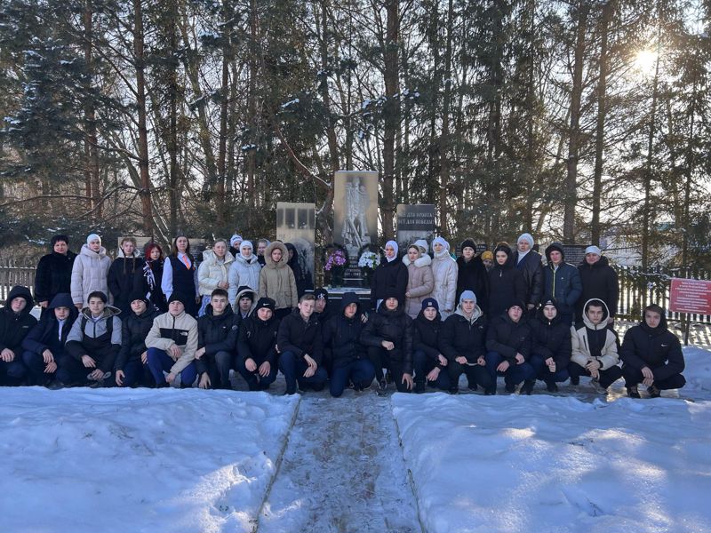 Возложение венков к обелиску павшим воинам во время Великой Отечественной войны.