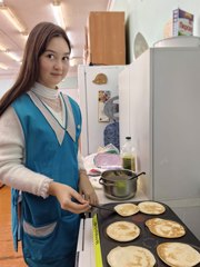 Масленичная неделя в самом разгаре: юные хозяйки 7 «А» класса радуют блинами!
