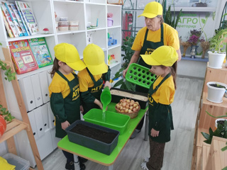 Продолжается работа в Агролаборатории «Юные мичуринцы»