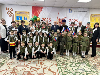 Сегодня воспитанники подготовительной группы «Зайчата» приняли участие в торжественном открытии Года защитника Отечества и Года Победы и патриотизма в Батыревском муниципальном округе.