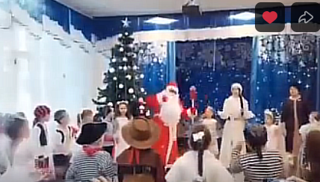 Новогоднее чудо в детском саду!🎄✨  Дети вместе с родителями погрузились в сказочную историю, полную приключений и чудес. Они встречали любимых героев, участвовали в играх и конкурсах, танцевали и радовались подаркам от Деда Мороза и Снегурочки.  Улыбки детей, восторг и искренняя радость были лучшей наградой для воспитателей и родителей.  Пусть Новый Год принесет много счастья, здоровья и ярких моментов! 😊🎁