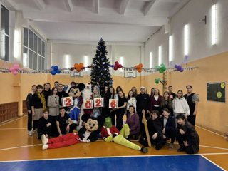 Новогодняя дискотека для 8-11 классов: веселье и радость!