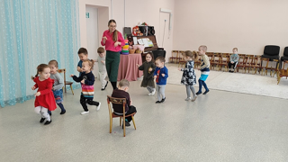 Мышка к буфету бежала