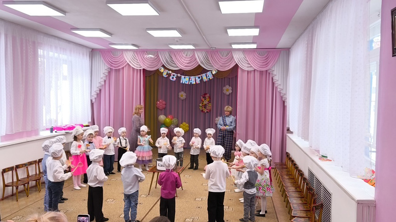 Весенний утренник, посвященный празднику 8 Марта, прошел в cредней группе "Солнышко"