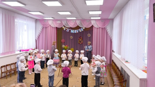 Весенний утренник, посвященный празднику 8 Марта, прошел в cредней группе "Солнышко"