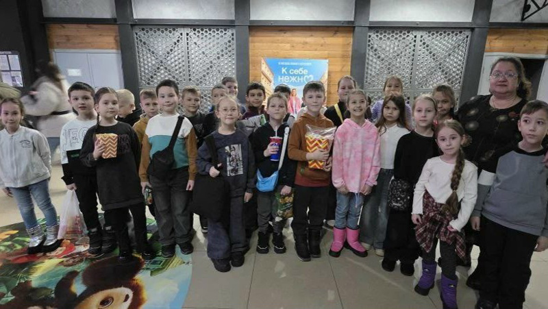 В первый день весны ученики 2а класса (классный руководитель Ромашенькина Н. А) встретили в кинотеатре «Три пингвина» и посмотрели «Сказке о царе Салтане» - фильм по мотивам сказки Александра Пушкина
